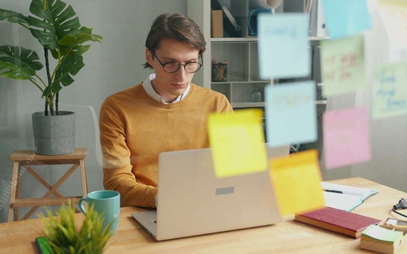 Ordinateur entouré de post-it